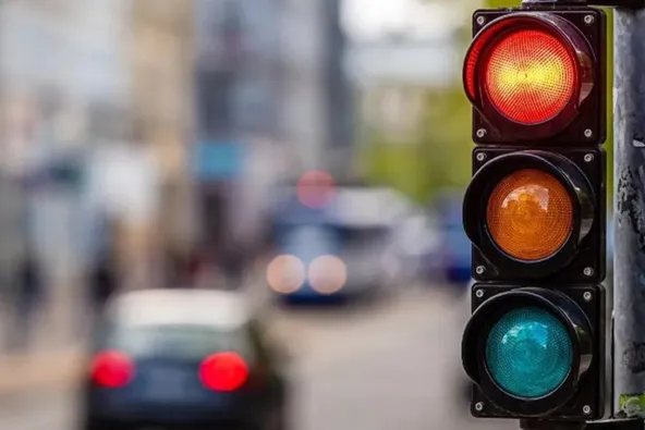 Avançar o sinal vermelho: qual é a multa, a penalidade e se existe tolerância