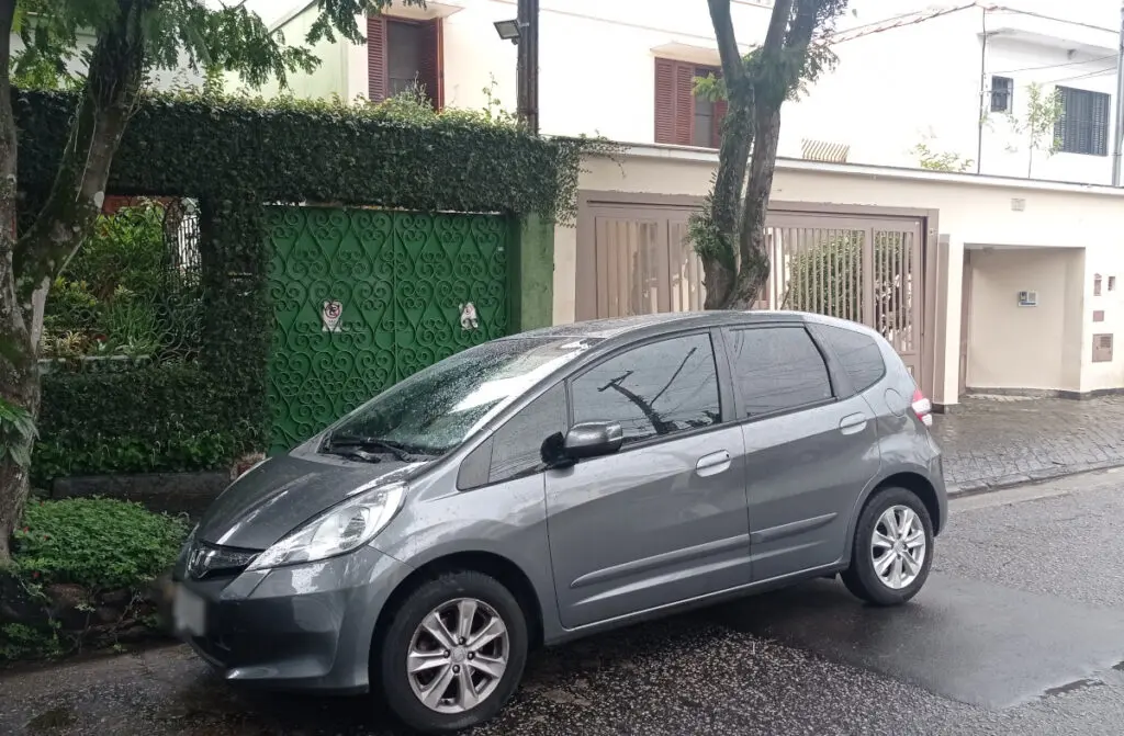 Estacionar em frente à própria garagem pode dar multa? Veja o que diz a lei