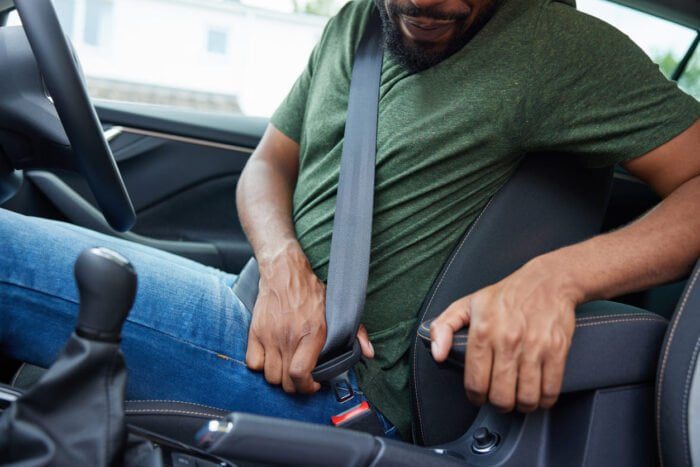 Não usar cinto de segurança pesa no bolso e na carteira; veja valores e pontos