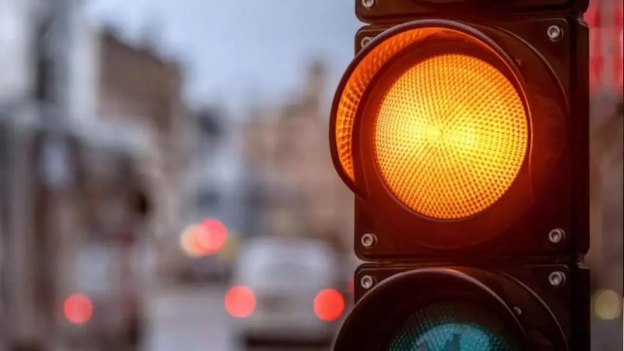 Passar no sinal amarelo gera multa? Entenda o que diz a lei