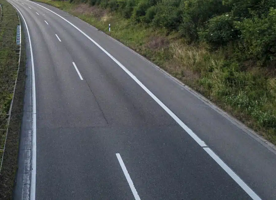 Entenda por que parar na pista de rolamento é proibido e gera multa