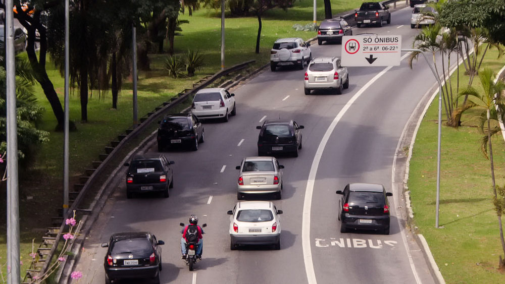 Usar a faixa de ônibus dá multa? Veja valores e como se defender