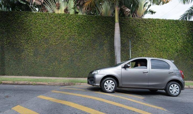 Como passar por um quebra-molas sem danificar o carro