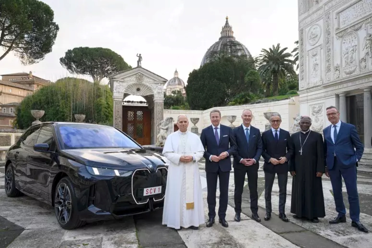 Papa Leão XIV recebe BMW avaliado em R$ 720 mil; veja detalhes do SUV elétrico