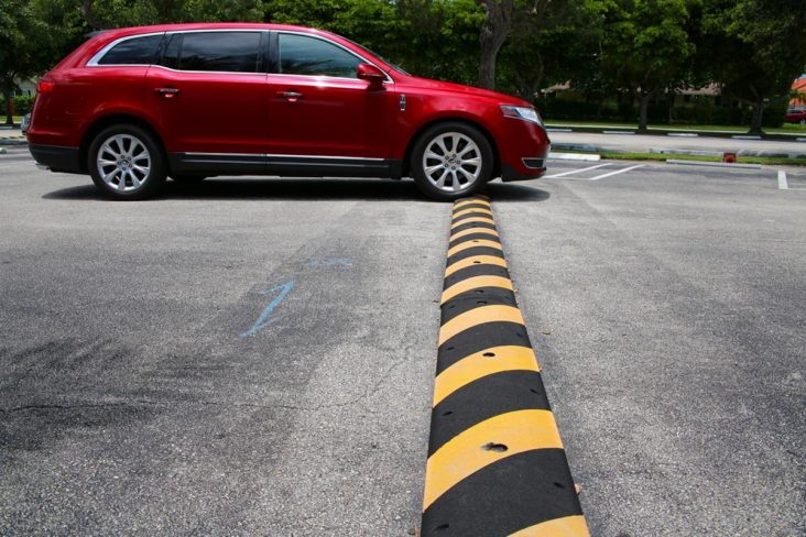 Como passar por um quebra-molas sem danificar o carro