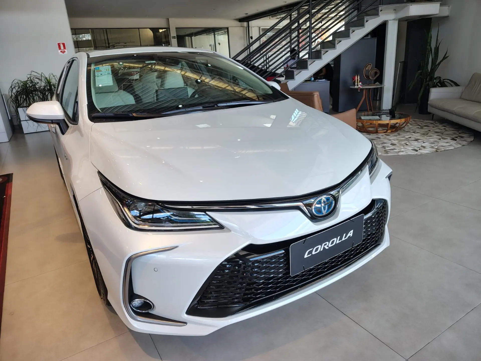 Toyota Corolla GLI híbrido 2026 sai mais barato que o Kait com R$ 47.891 de desconto