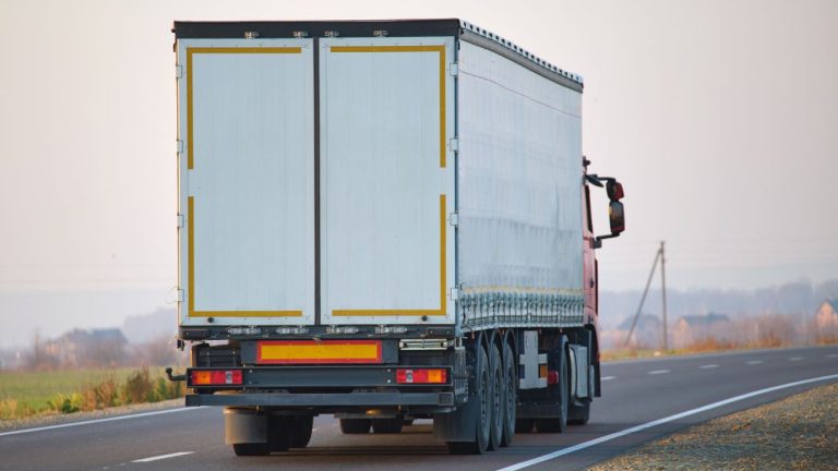 Caminhões com a traseira elevada: veja as regras legais