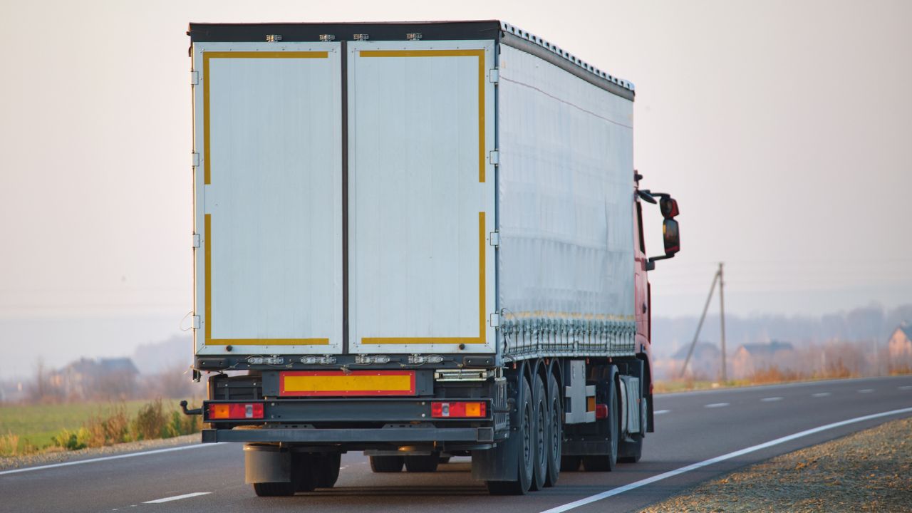 Caminhões com a traseira elevada: veja as regras legais