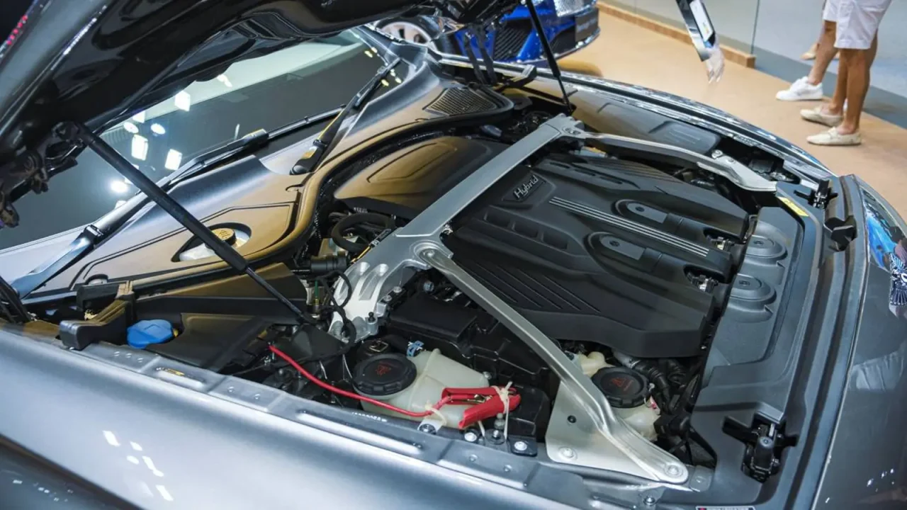 Híbridos plug-in registram até 80% mais falhas do que carros a gasolina, aponta estudo