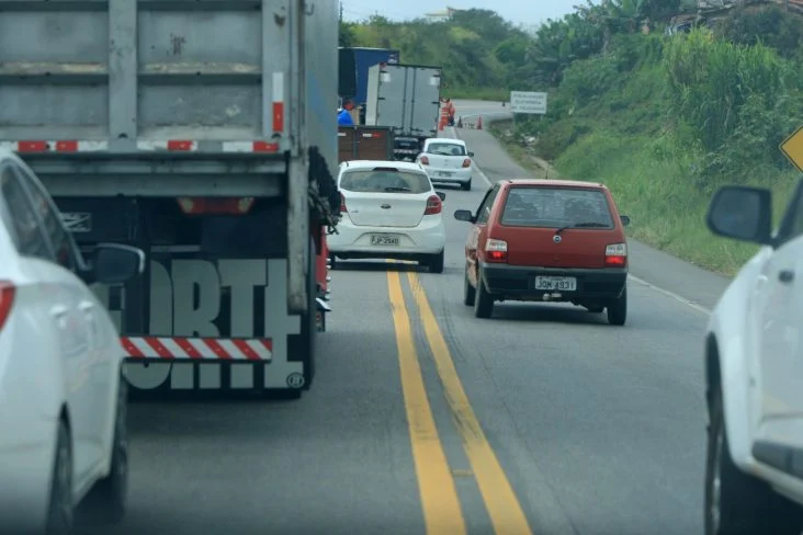 Ultrapassagem em faixa contínua: valor da multa, pontos na CNH e direito a recurso