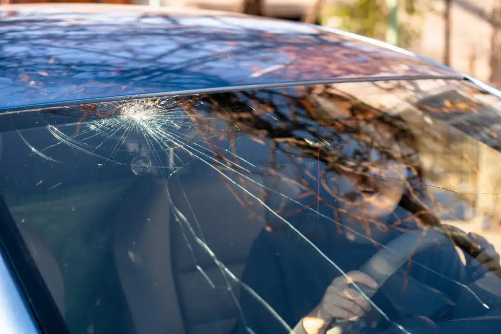 Carro com vidro quebrado? Veja como agir rapidamente e evitar riscos