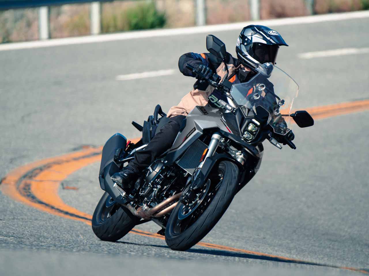 Suzuki V-Strom 800 chega à linha 2026 com novas opções de cores