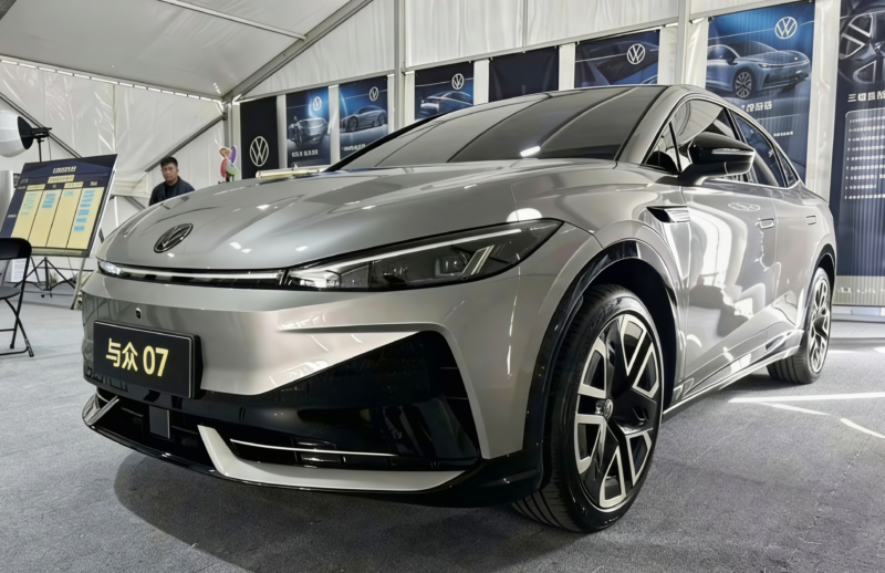 Volkswagen aposta em tecnologia chinesa no ID. Unyx 07, com 231 cv e autonomia de 558 km