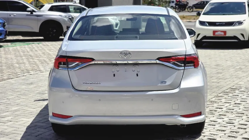 Toyota Corolla GLI híbrido tem desconto de R$ 30.430 e sai mais em conta que Virtus