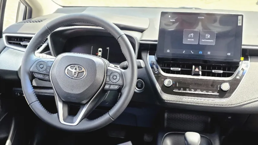 Toyota Corolla GLI híbrido tem desconto de R$ 30.430 e sai mais em conta que Virtus