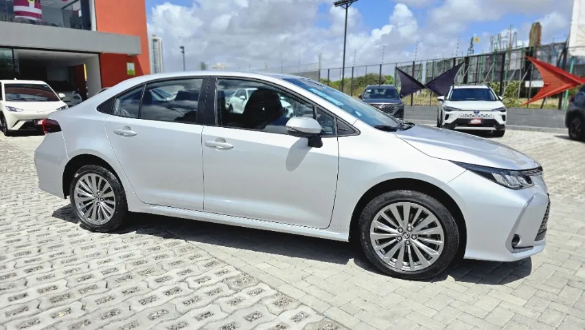 Toyota Corolla GLI híbrido tem desconto de R$ 30.430 e sai mais em conta que Virtus