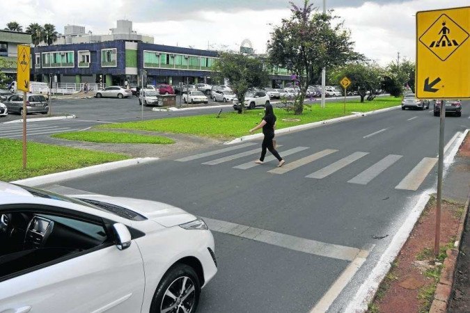 Entre a faixa e a calçada: o que diz a lei sobre os pedestres