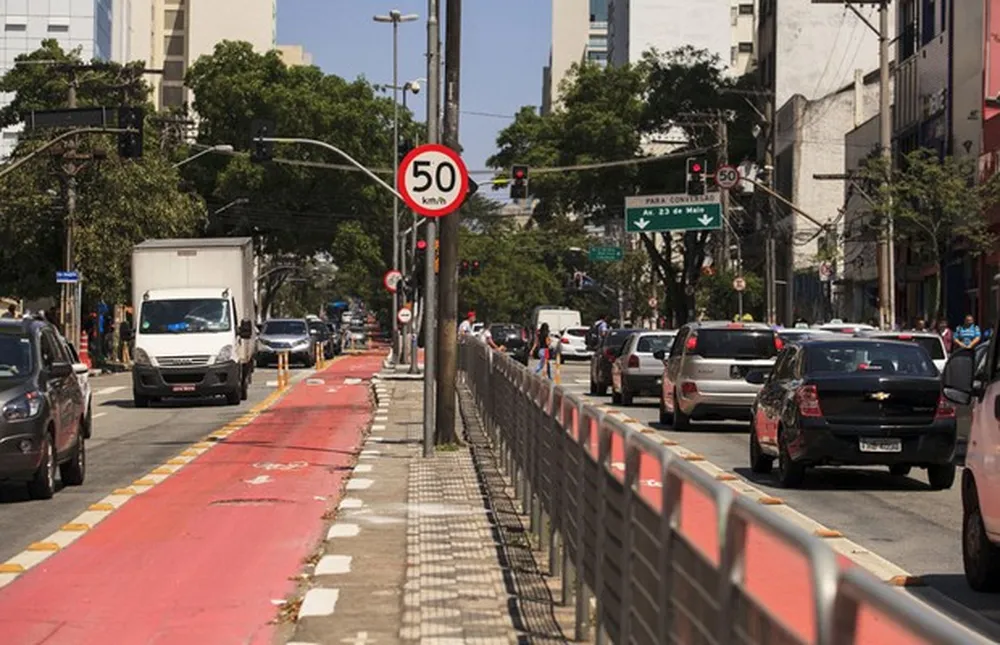 Existe velocidade mínima para dirigir? Entenda o que diz a lei