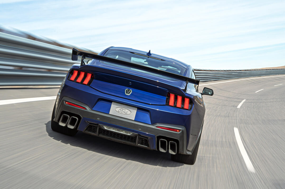 Ford Mustang Dark Horse SC estreia com motor superalimentado e entrega 500 cv