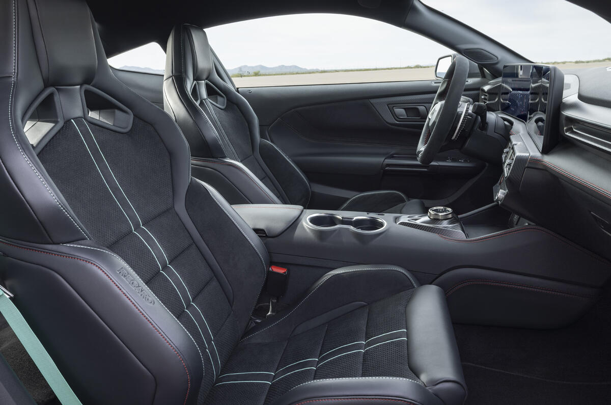 Ford Mustang Dark Horse SC estreia com motor superalimentado e entrega 500 cv