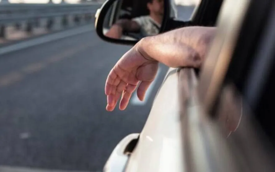 Dirigir com uma mão pode gerar multa? Veja o que diz a lei