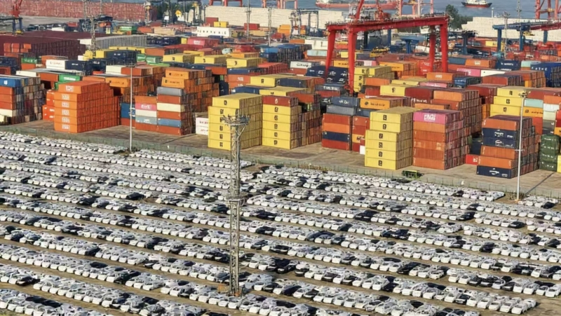 União Europeia estende taxa de carbono às exportações de veículos; Pequim contesta