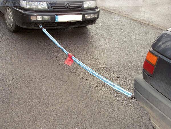 Por que a lei proíbe rebocar veículos com corda ou cabo flexível nas ruas