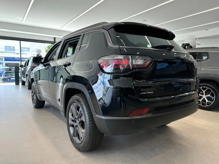 Jeep Compass Longitude 2026 tem desconto de R$ 45.211 e sai mais barato que Fastback