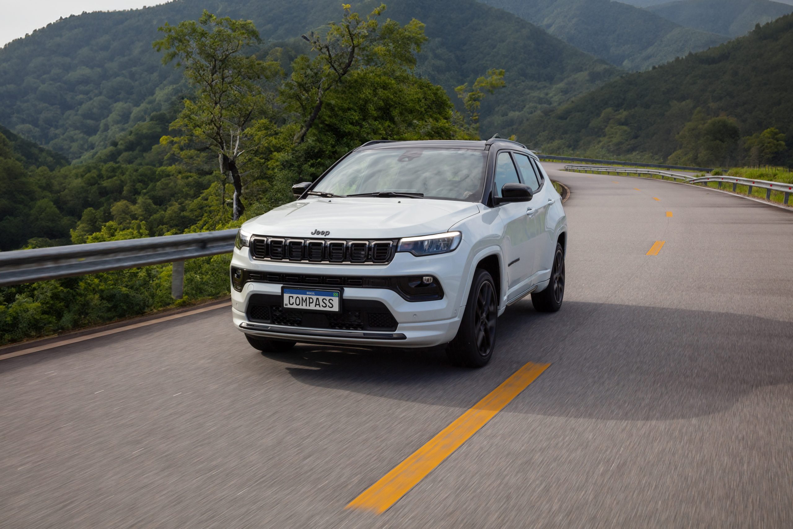 Jeep Compass Blackhawk estreia motor 2.0 turbo flex de 272 cv