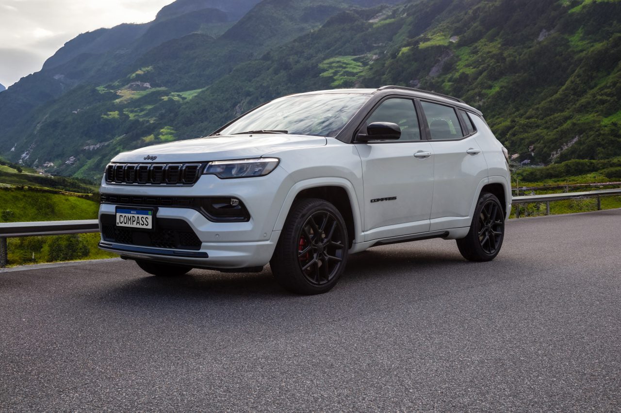 Jeep Compass Blackhawk estreia motor 2.0 turbo flex de 272 cv
