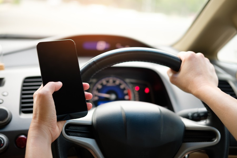 Excesso de telas coloca a visão dos motoristas em alerta e acende sinal vermelho no trânsito