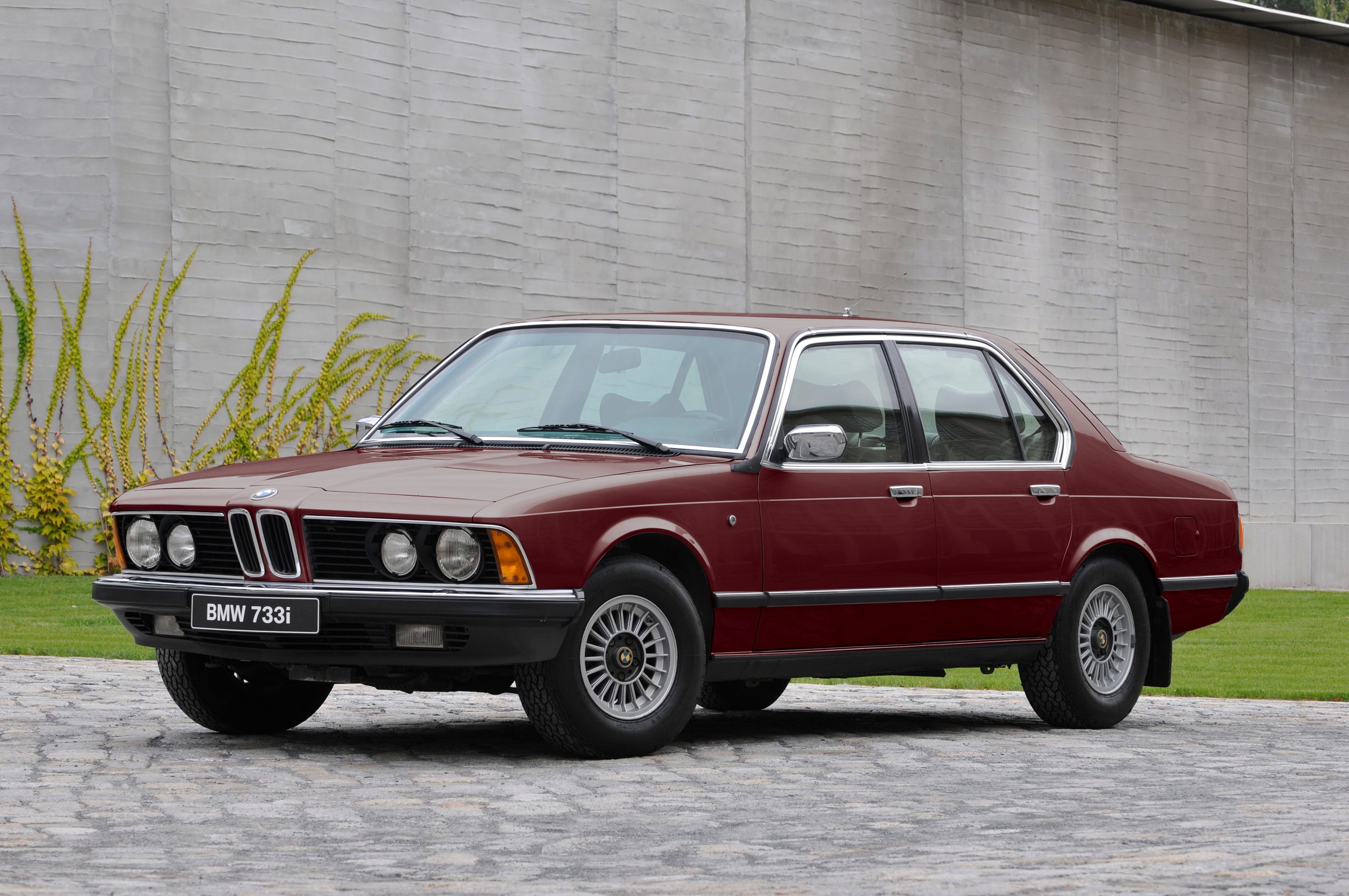 Primeira geração do BMW Série 7 ganha destaque em Stranger Things