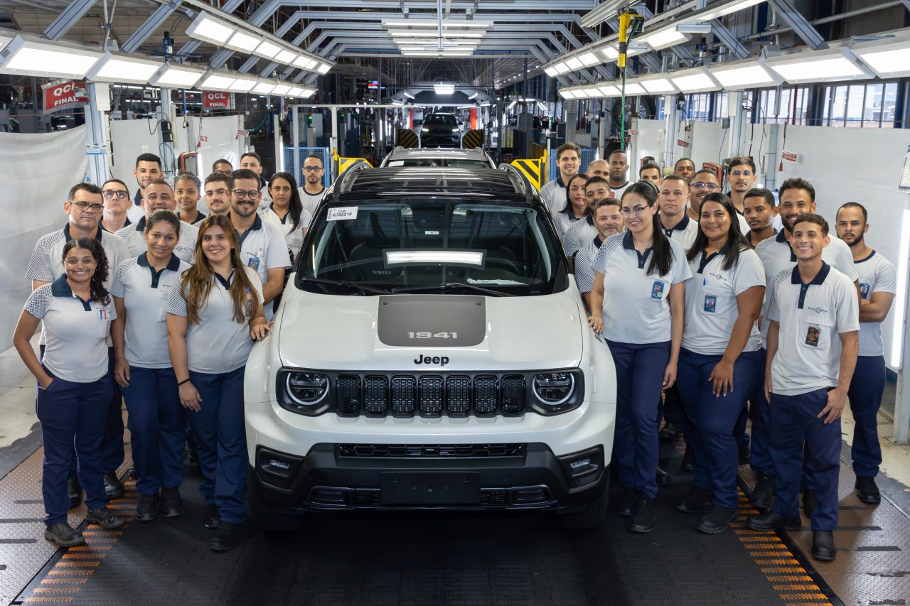 Jeep comemora 700 mil Renegade fabricados no Brasil e avança para a era híbrida