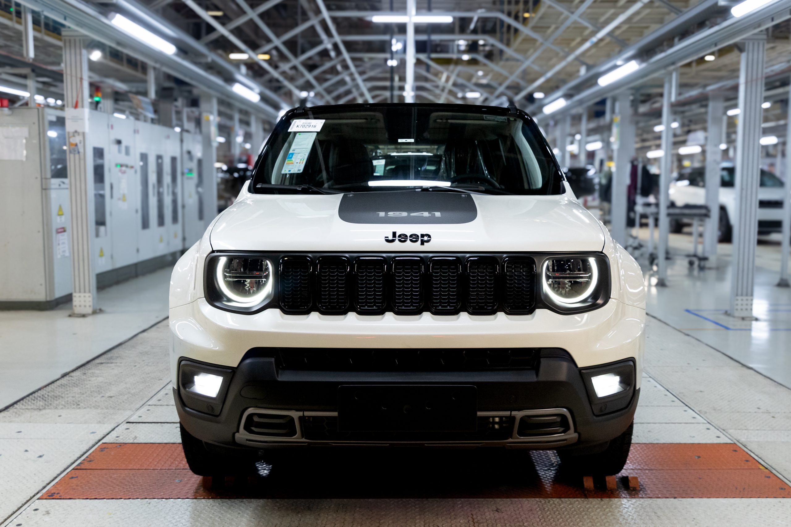 Jeep comemora 700 mil Renegade fabricados no Brasil e avança para a era híbrida