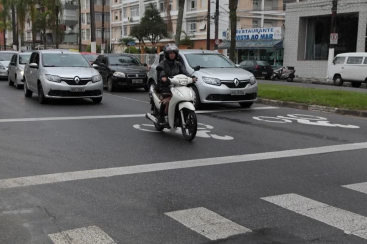 Área de espera para motos: o que acontece se o carro parar ali?