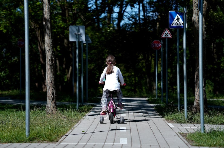 Trânsito seguro se aprende criança: orientações para pedestres e ciclistas mirins