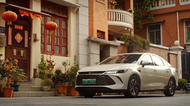 BYD lança Qin Plus e Qin L atualizados na China com autonomia elétrica de até 210 km