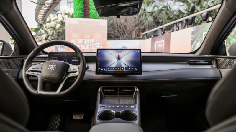 BYD lança Qin Plus e Qin L atualizados na China com autonomia elétrica de até 210 km