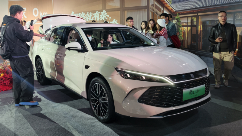 BYD lança Qin Plus e Qin L atualizados na China com autonomia elétrica de até 210 km