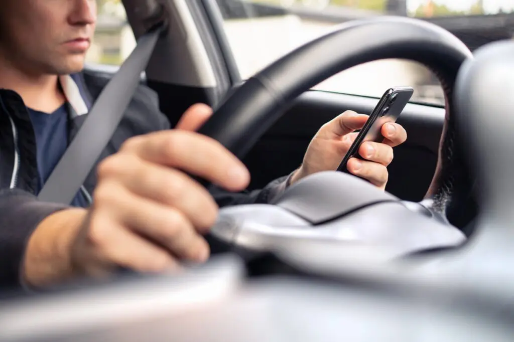 Uso do celular ao dirigir gera diferentes infrações previstas na lei