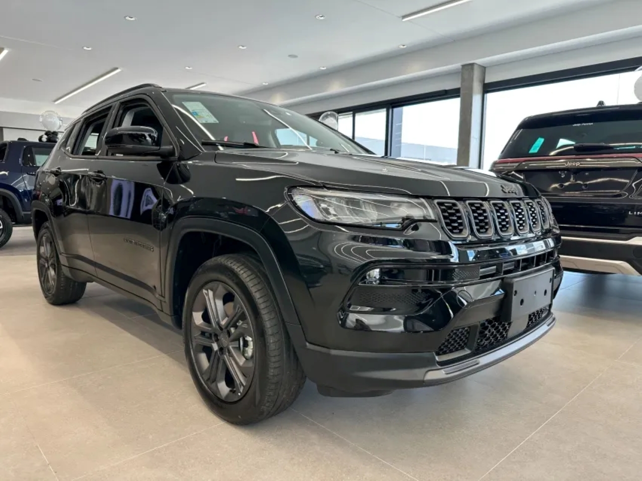 Jeep Compass Longitude 2026 tem desconto de R$ 45.211 e sai mais barato que Fastback