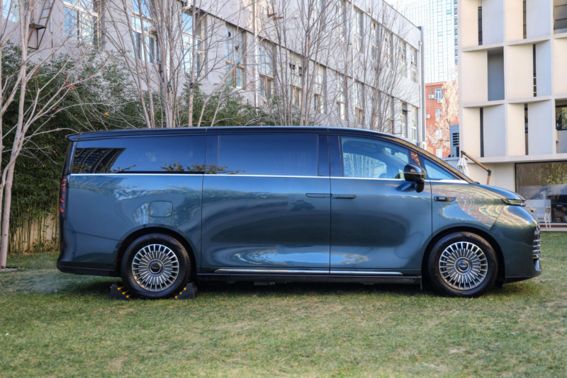 Geely inicia pré-venda da minivan Galaxy V900 na China com autonomia de até 1.220 km