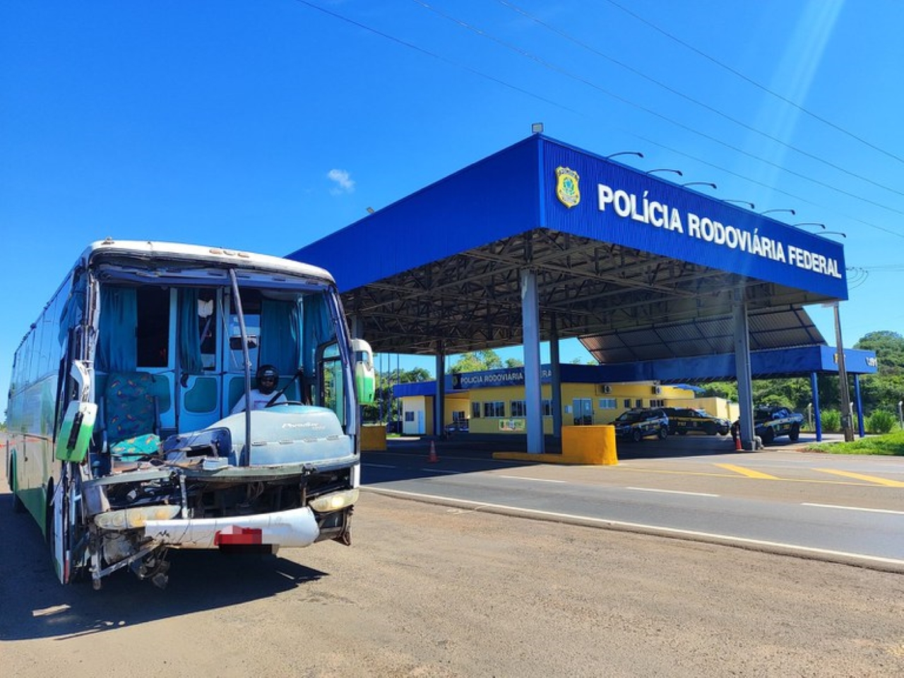 Motorista é autuado ao dirigir ônibus sem para-brisa e de capacete em MS