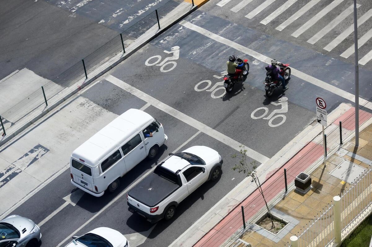 Área de espera para motos: o que acontece se o carro parar ali?