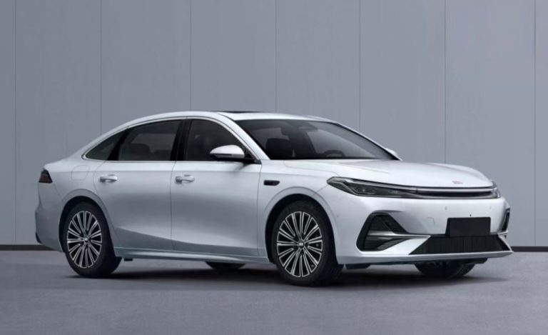 Geely registra na China o Galaxy A7 com autonomia elétrica de 175 km