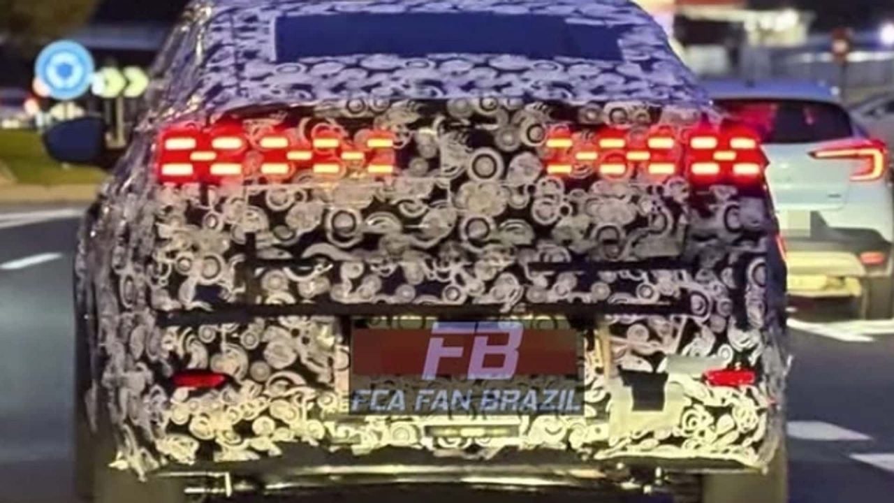 Novo Fiat Fastback aparece em testes e chama atenção pelo porte e lanternas retrô
