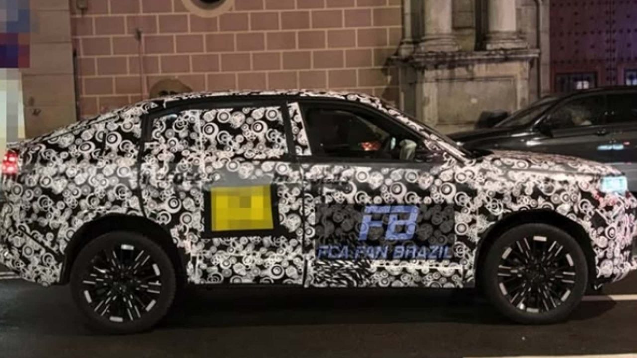 Novo Fiat Fastback aparece em testes e chama atenção pelo porte e lanternas retrô