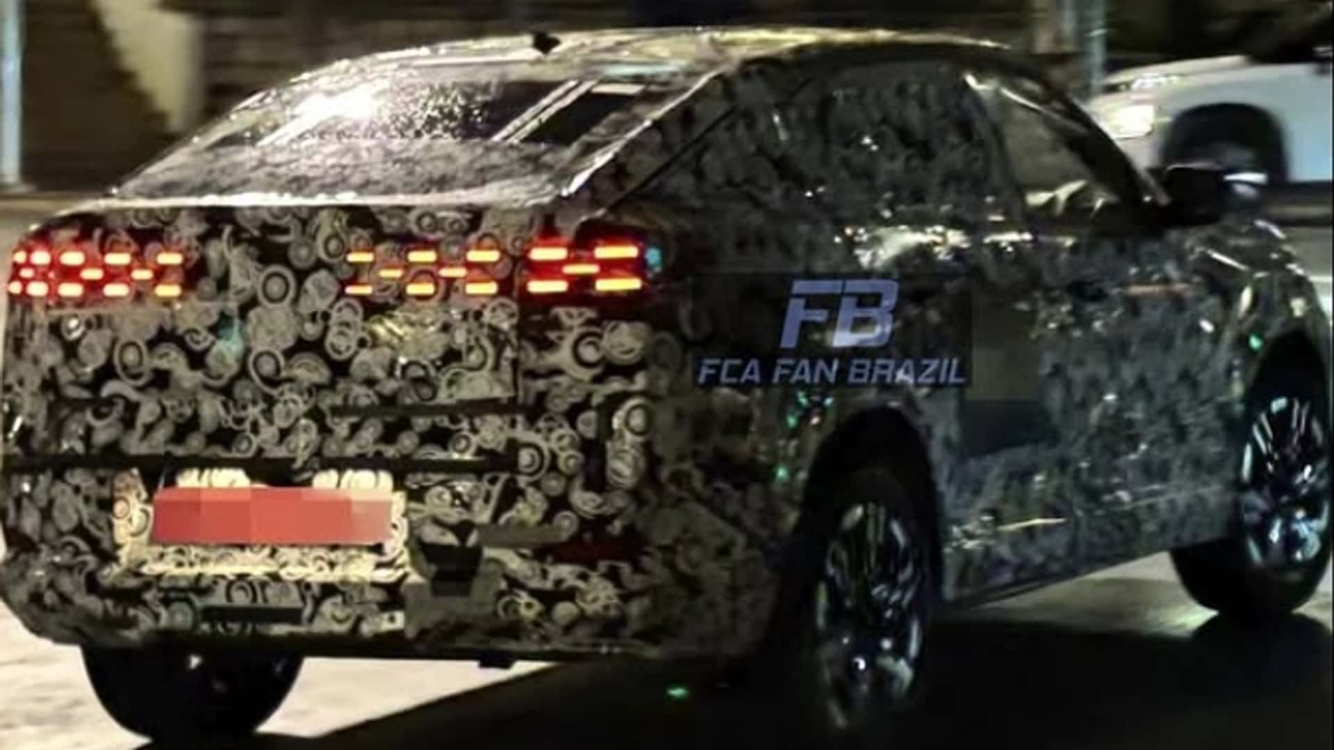 Novo Fiat Fastback aparece em testes e chama atenção pelo porte e lanternas retrô