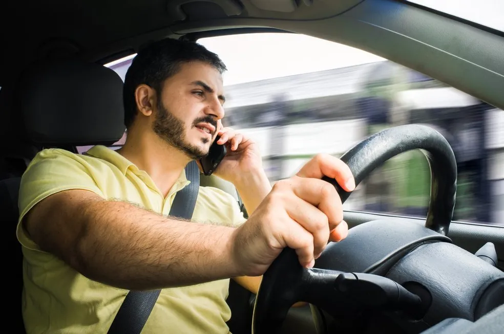 Uso do celular ao dirigir gera diferentes infrações previstas na lei