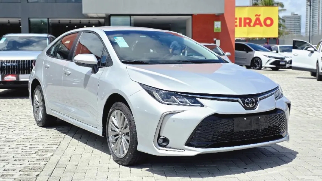 Toyota Corolla GLI híbrido tem desconto de R$ 30.430 e sai mais em conta que Virtus
